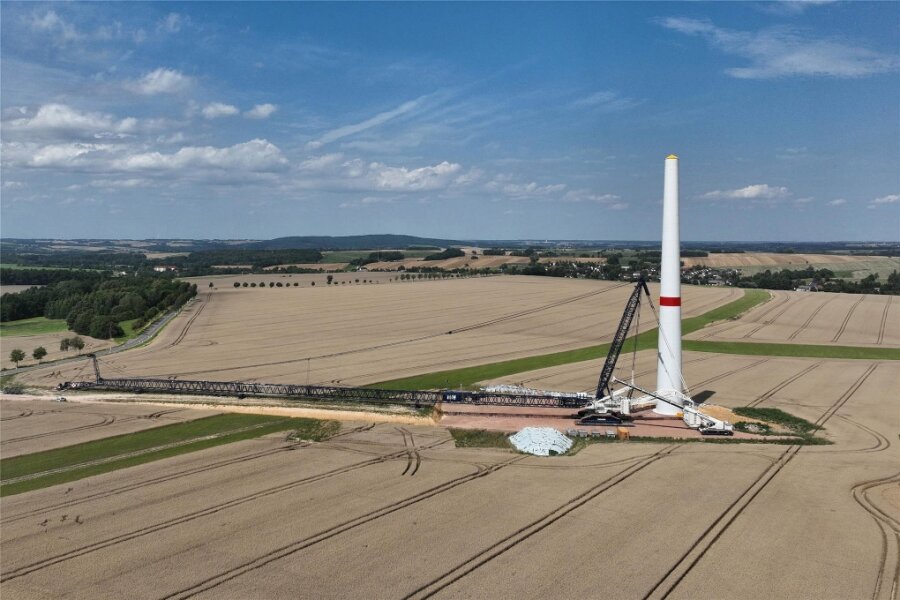 Mittelsachsens höchstes Windrad: Schwertransporte verzögern sich - Blick auf die Baustelle für die Windkraftanlage bei Wiederau in dieser Woche. Der große Kran für die weiteren Montagearbeiten wurde noch nicht aufgerichtet.