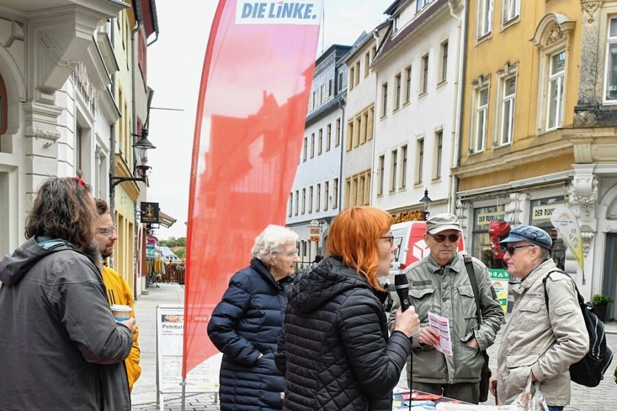 Am Linken-Infostand auf der Petersstraße sprach Kreisvorsitzende Marika Tändler-Walenta am Donnerstag zu Freibergern. 