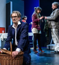 Mittelsachsens Theater legt Sonntag los - Schauspieler Peter Peniaska brilliert in "Zwei Lügen, eine Wahrheit".