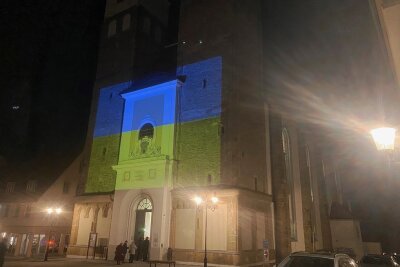Mittelsächsische Philharmonie bekundet ihre Solidarität mit der Ukraine - Die Freiberger Nikolaikirche wurde zum vierten Sinfoniekonzert dieser Spielzeit unter dem Motto "Alles im Fluss" am Mittwochabend gelb und blau angestrahlt - in den Farben der ukrainischen Nationalflagge. 