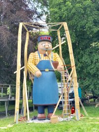 Mitten im Sommer: Rekordjagd um Riesen-Räuchermänner in Chemnitz - Der rund acht Meter große Alvin wurde an der Pelzmühle aufgestellt.