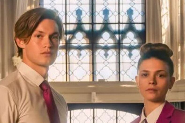 Damian Hardung als James und Harriet Herbig-Matten als Ruby in einer Szene von "Maxton Hall".