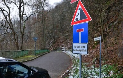 Mittweida: 2,5 Millionen Euro für 300 Meter Straße - Die schmale Straße birgt einige Gefahren. So soll mit dem Bau im nächsten Jahr auch der Hang gegen Steinschlag gesichert werden.