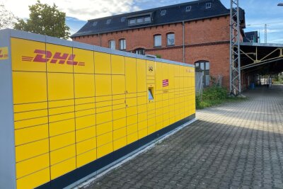 In Mittweida am Bahnhof hat DHL eine neue Packstation aufgebaut. Da in der Stadt viel verschickt und bestellt werde, sei der Bedarf nach mehr solchen Versandfächern gegeben, sagt ein DHL-Sprecher.