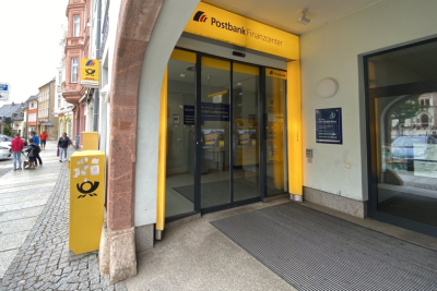 Mittweida: Defekter Geldautomat bei der Postbank repariert - Am Freitagmittag wurde der defekte Geldautomat in der Postbank-Filiale in Mittweida repariert. 