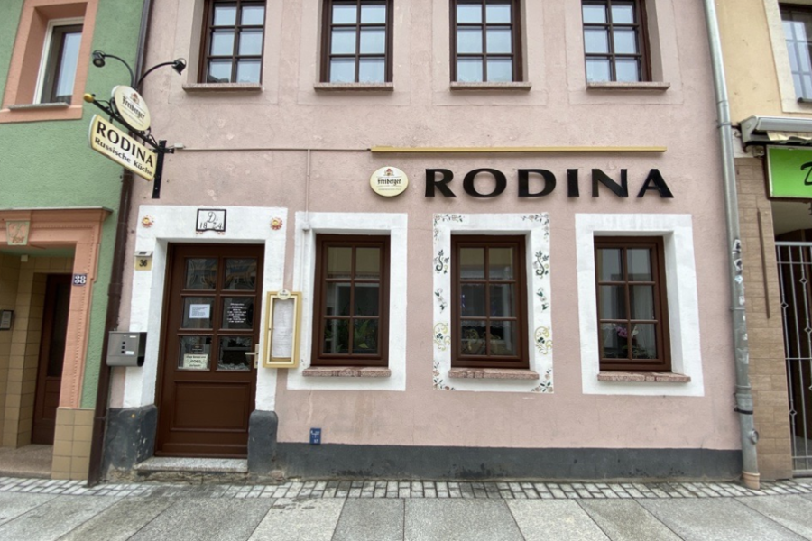 Mittweida: Eingangstür von russischem Restaurant Rodina beschädigt - Die Polizei ermittelt wegen Sachbeschädigung.
