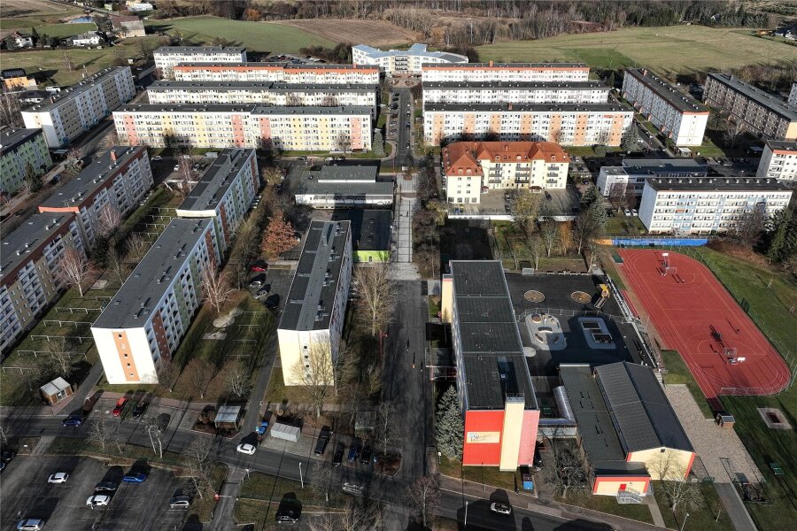 Mittweida gestaltet Neubaugebiet „Lauenhainer Straße“ neu - Das Mittweidaer Neubaugebiet „Lauenhainer Straße“ - hier eine Drohnenaufnahme mit Blick in Richtung des DRK-Pflegeheims - soll attraktiver werden. Zuletzt wurde in den 1990er-Jahren im großen Umfang saniert.