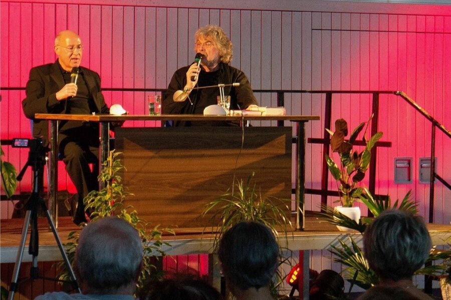 Deutschlands bekanntester Linken-Politiker Gregor Gysi, hier auf der Bühne mit Moderator Hans-Dieter Schütt (r.), richtete ans Publikum in Mittweida auch mahnende Worte. 