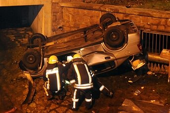 Ein Opel hatte am Sonntagabend in Mittweida ein Absperrgeländer durchbrochen, überschlug sich und landet in einem Bach.