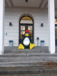 Mittweida: Pinguin von Linux-Fans entführt? - Die Pinguin-Figur wurde Ende vergangener Woche vor den Eingang der Hochschule platziert.