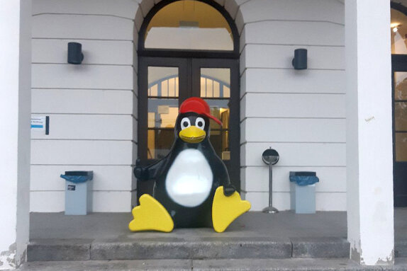 Mittweida: Pinguin von Linux-Fans entführt? - Die Pinguin-Figur wurde Ende vergangener Woche vor den Eingang der Hochschule platziert.