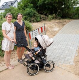 Mittweida schafft Barrierefreiheit - Alice Frenzel (l.), Töchterchen Edda und Stadträtin Madeleine Martschink testen den neuen barrierefreien Verbindungsweg. 