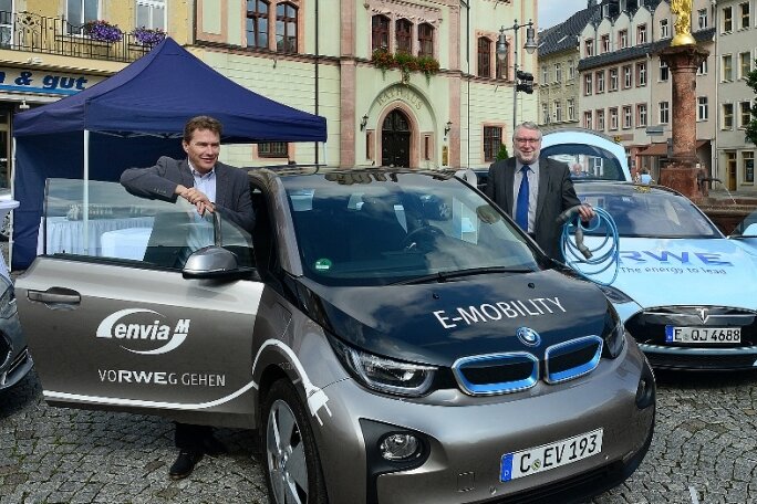 Mittweida testet Elektro-Auto - OB Matthias Damm (r.) und Ralf Schreiber mit dem Auto, das das Ordnungsamt 15 Tage nutzen kann.