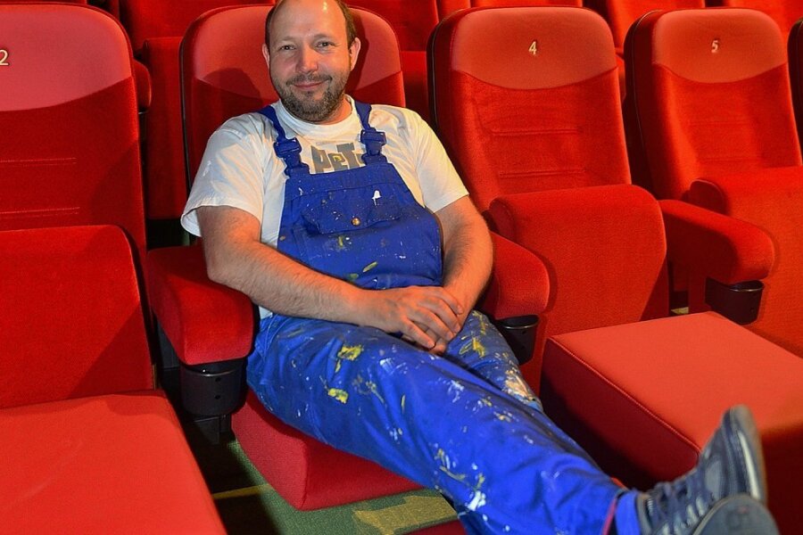 Mittweidaer Kinochef: "Die Leute haben die Nase voll von der Couch" - Die Füße kann Filmbühnen-Chef Andreas Ronneberger nur fürs Foto hochlegen. Vor der Wiedereröffnung ist noch einiges zu tun. 