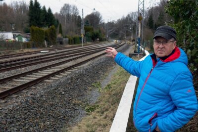 Mittweidaer rettet Mann vor dem Tod auf den Schienen - Klaus Teicher zeigt auf die Stelle auf den Gleisen, wo der 55-Jährige auf der Schiene gelegen hatte. Nachdem der73-Jährige ihn dort entdeckt und angesprochen hatte, griff er kurzerhand zu und rettete den Mann.