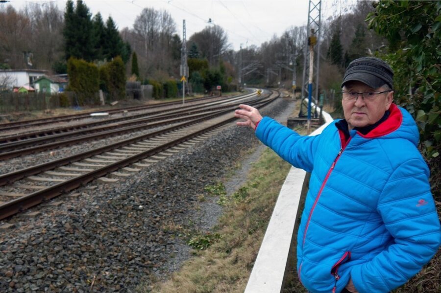 Klaus Teicher zeigt auf die Stelle auf den Gleisen, wo der 55-Jährige auf der Schiene gelegen hatte. Nachdem der73-Jährige ihn dort entdeckt und angesprochen hatte, griff er kurzerhand zu und rettete den Mann.