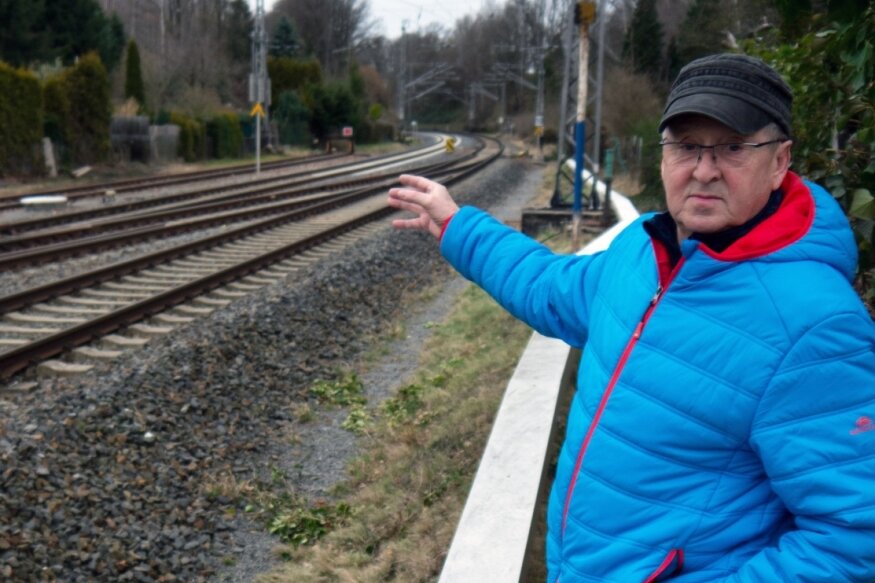 Mittweidaer rettet Mann vor dem Tod auf den Schienen - Klaus Teicher zeigt auf die Stelle auf den Gleisen, wo der 55-Jährige auf der Schiene gelegen hatte. Nachdem der73-Jährige ihn dort entdeckt und angesprochen hatte, griff er kurzerhand zu und rettete den Mann. 