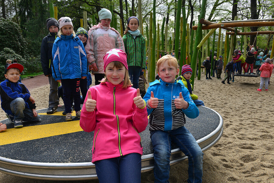 Mittweidaer Spielplatz wird ausgezeichnet - Hannah und Maurice auf dem neuen Jugendspielplatz am Schwanenteich in Mittweida.