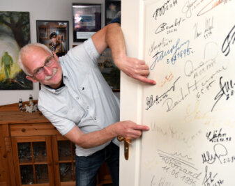 Mittweidaer trifft deutsche Raumfahrer - Tasillo Römisch zeigt seine Tür mit den Raumfahrer-Unterschriften.
