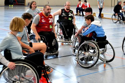 Mittweidaer Verein zeigt am Sonntag, wie Inklusion gelingen kann - Rollstuhl-Basketball war 2021 im Programm bei „Spitzensport trifft Handicap“. Am Sonntag kommen die Leipziger Sitzvolleyballer.