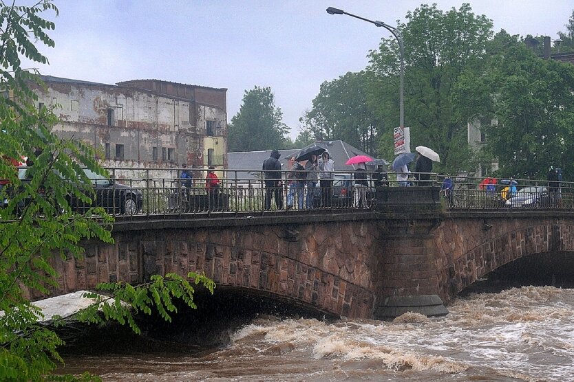 Mittweidaer wappnen sich gegen Flut - Die Flut im Juni 2013 sorgte auch in Mittweida für Schäden. Seither haben sich weitere Haushalte gegen Hochwasser gewappnet.