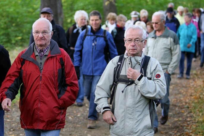 Mittwochs schnüren sie die Wanderstiefel - Manfred Geyer (links) und Peter Teichmann sagen seit Jahren, wo es lang geht.