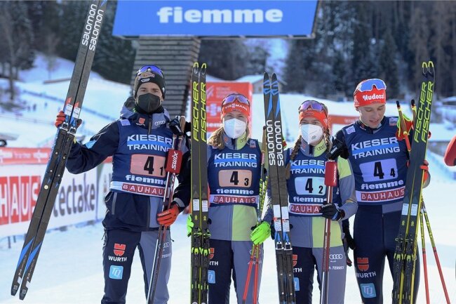 Die deutsche Mannschaft mit : Jakob Lange, Jenny Nowak, Cindy Haasch und Terence Weber( v .l.) feiern ihren dritten Platz. Foto: Elvis Piazzi/dpa