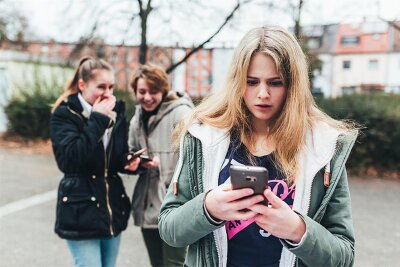 Mobbing in der Schule: Was Sachsen gegen Diskriminierung unternimmt - So kann Cybermobbing aussehen: Mit Posts und Nachrichten in sozialen Netzwerken werden Betroffene angegriffen, bloßgestellt und in die Enge getrieben - während andere das lustig finden.