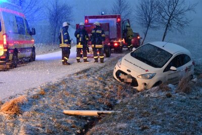 Mobendorf: Auto im Graben - 37-Jährige schwer verletzt - 