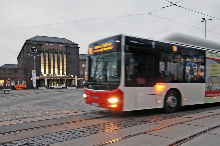 Mobil im Alltag: Befragung findet auch in Zwickau statt - Sind die Zwickauer hauptsächlich mit Bus oder Straßenbahn, oder doch eher mit Auto oder Fahrrad mobil? Eine Studie will das herausfinden.
