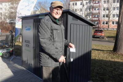 Mobilbox macht Scooter-Ausleihe für Senioren in Zwickau jetzt rund um die Uhr möglich - Hans Joachim Rahmlow kennt sich bereits mit der Handhabung der neuen Mobilbox aus und führte sie den Pressevertretern am Donnerstagvormittag stolz vor. 