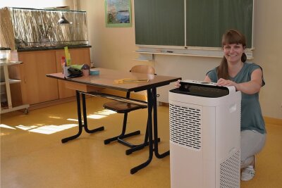 Mobile Lüfter in Südwestsachsens Schulen: In einigen Städten laufen sie schon - Lehrerin Franziska Kökert mit dem mobilen Lüfter, der in ihrem Fachkabinett für saubere Luft sorgt. 