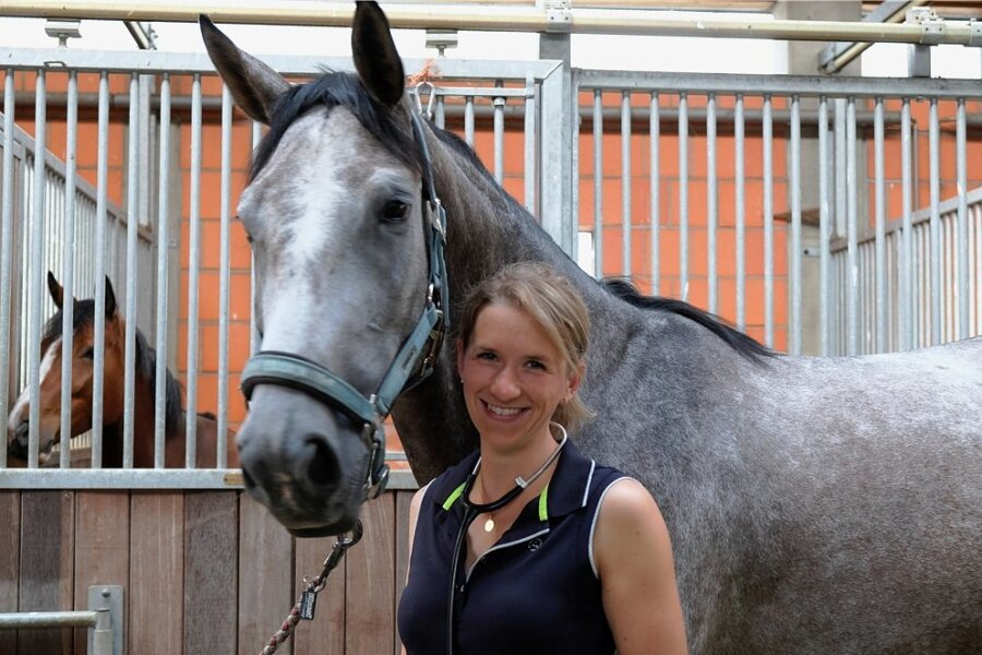 Nicole Heckel liegen Pferde am Herzen. Mit neun Jahren begann sie mit dem Reiten. Jetzt eröffnet die Tierärztin in Lengenfeld ihre mobile Pferde-Praxis. 
