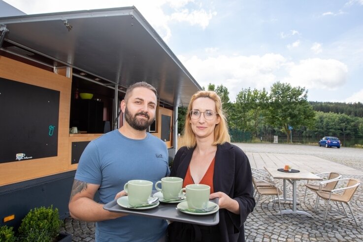 Maxi und Sven Schwarz sind neu in der Gastronomie. Mit ihrem Imbiss "Kaffee Schwarz" wollen sie ab Samstag in Thoßfell starten. 