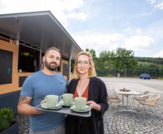 Mobiles Café eröffnet unweit der Talsperre Pöhl - Maxi und Sven Schwarz sind neu in der Gastronomie. Mit ihrem Imbiss "Kaffee Schwarz" wollen sie ab Samstag in Thoßfell starten. 