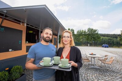 Mobiles Café öffnet am Wochenende nahe der Talsperre Pöhl - Maxi und Sven Schwarz sind neu in der Gastronomie. Mit ihrem Imbiss "Kaffee Schwarz" wollen sie ab Samstag in Thoßfell starten. 