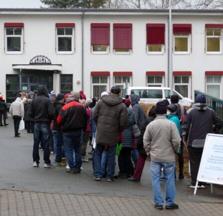 Vor dem Gebäude des Internationalen Bundes (IB) in Zschopau bildete sich am Montagmorgen eine lange Warteschlange. 