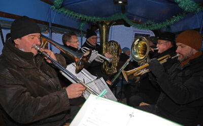 Mobiles Weihnachtskonzert tuckert durch Erzgebirgsdorf - Die Musiker von C-Brass brachten die musikalischen Weihnachtsgrüße.