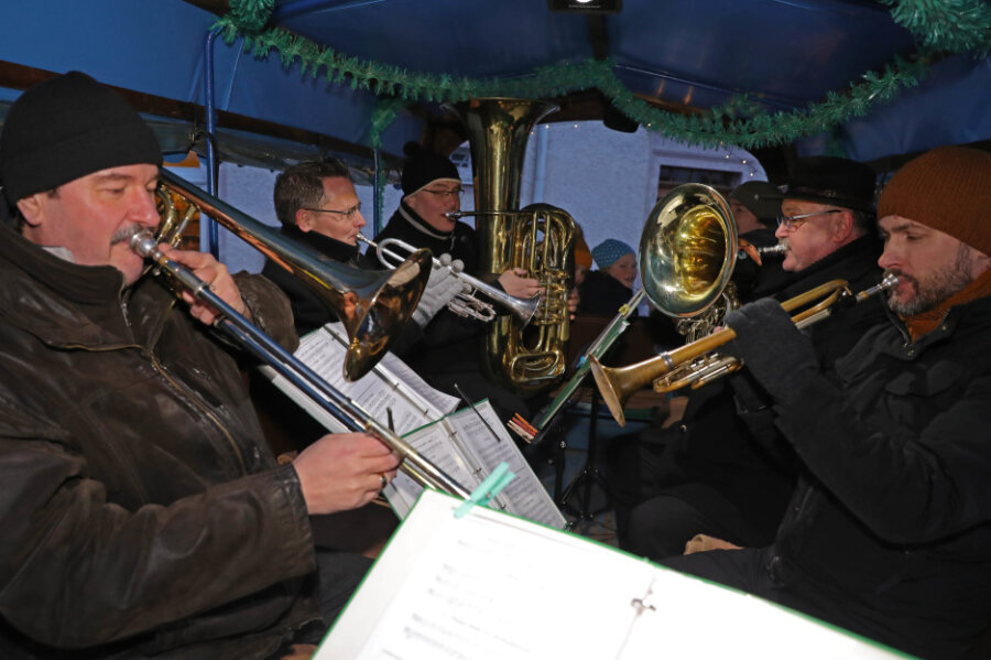 Mobiles Weihnachtskonzert tuckert durch Erzgebirgsdorf - Die Musiker von C-Brass brachten die musikalischen Weihnachtsgrüße.
