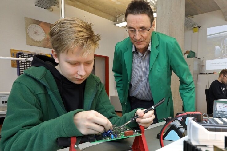 Mobilfunk-Firma investiert in Ausbildung von Fachkräften - Der Auszubildende Lucas Hensel wird im Elektroniklabor der Firma Mugler von Ausbildungsleiter Rainer Herrmann unterrichtet.