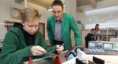 Mobilfunk-Firma Mugler investiert in Ausbildung - Ausbildungsleiter Rainer Herrmann unterrichtet im Elektroniklabor Lucas Henkel, der gerade das erste Lehrjahr durchläuft.