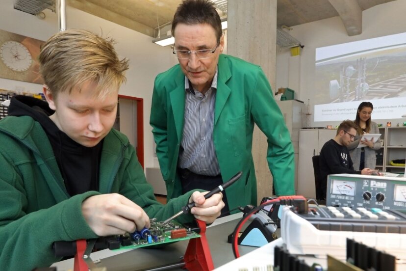 Mobilfunk-Firma Mugler investiert in Ausbildung - Ausbildungsleiter Rainer Herrmann unterrichtet im Elektroniklabor Lucas Henkel, der gerade das erste Lehrjahr durchläuft.