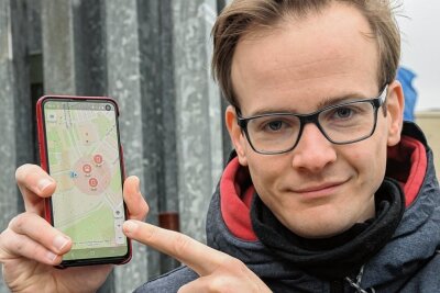 Mobilitätspreis für App: Chemnitzer will Bahnfahren barrierefreier machen - Renè Apitzsch mit seiner App OpenStop, über die Nutzende Angaben über den Zustand von Haltestellen machen können. 