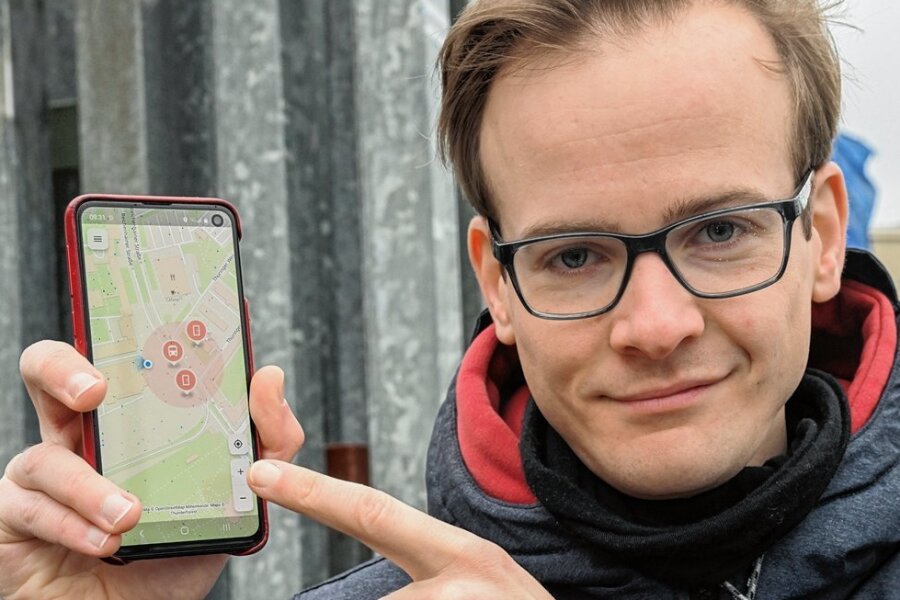 Mobilitätspreis für App: Chemnitzer will Bahnfahren barrierefreier machen - Renè Apitzsch mit seiner App OpenStop, über die Nutzende Angaben über den Zustand von Haltestellen machen können. 