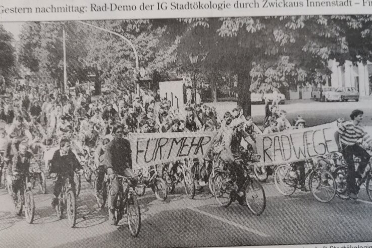 Mobilitätswoche in Zwickau: Was früher alles möglich war - Blick zurück: In der Ausgabe vom 25. Mai 1993 berichtete die "Freie Presse" über die Zwickauer Fahrraddemo am Vortag. 