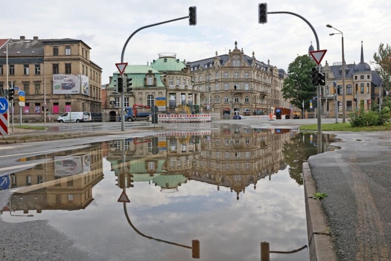 Moccabar-Kreuzung in Zwickau soll Anfang September wieder frei sein - SchöneDie Moccabar-Kreuzung in Zwickau ist seit Anfang Juli gesperrt. Dort war ein Wasserrohr gebrochen (siehe Bild).