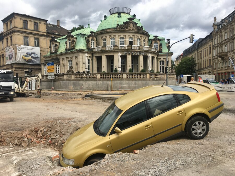 Moccabar-Kreuzung Zwickau: Auto fährt in Graben - 