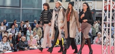 Mode gegen die Abkühlung - Modegeschäfte des Einkaufszentrums Galerie Roter Turm zeigten am Samstag eine aktuelle Auswahl von Herbstmode beim "Fashion Day.