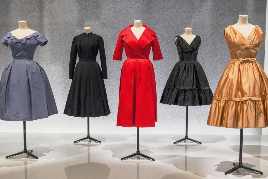 Mode-Imperium: Wie Dior zur Legende wurde - Ausstellungsreif: Die Aufnahme vom vergangenen September zeigt Kleider des Hauses Dior im Brooklyn-Museum in New York. Taillierte und ausladende Kleider waren ein Markenzeichen von Diors Entwürfen. 