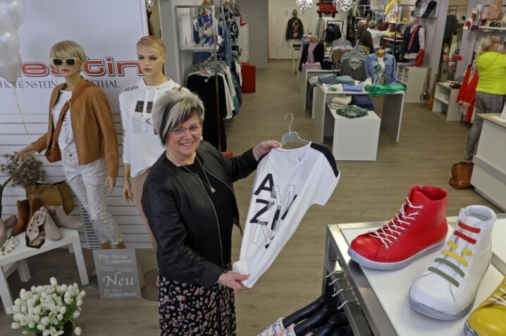 Modehändlerin setzt weiter auf gutes Geschäft in der Innenstadt - Geschäftsfrau Marion Günzel im neuen Laden an der Weinkellerstraße 17 in Hohenstein-Ernstthal. Sie will zeigen, dass in der Innenstadt Einzelhandel noch funktionieren kann. 